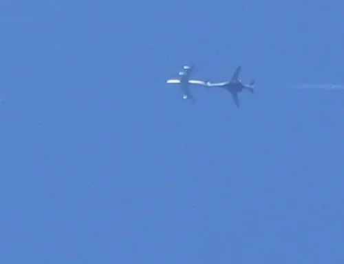 Două aeronave surprinse zburând aproape lipite pe cerul Londrei. Ce se întâmpla de fapt deasupra capitalei britanice?