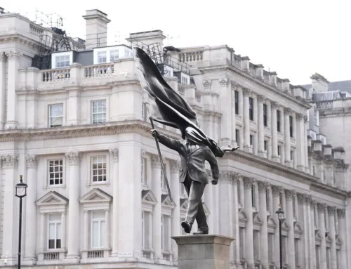 O statuie atribuită lui Banksy a apărut peste noapte în centrul Londrei