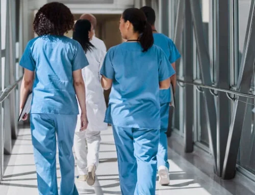 Asistentă NHS concediată după ce a susținut că vaccinul COVID a provocat cancerul unei paciente