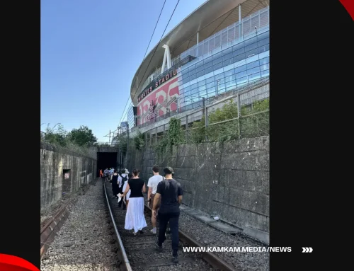 Pasageri evacuați dintr-un tren rămas blocat lângă Londra după trei ore petrecute în plină caniculă