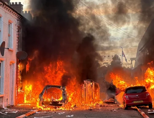 Case ale unor familii de români, incendiate în Belfast. Violențele anti-imigrație reaprind dezbaterea privind securitatea națională în Marea Britanie.