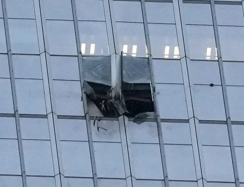 Un avion s-a făcut bucăți după ce a lovit cel mai înalt zgârie-nori din Beijing