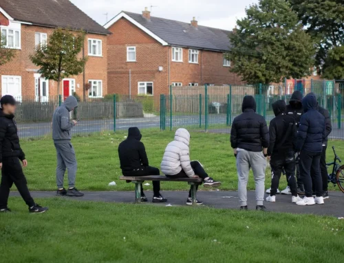 Părinții ai căror copii terorizează comunitățile ar putea pierde ajutoarele sociale. Propunere controversată în Marea Britanie