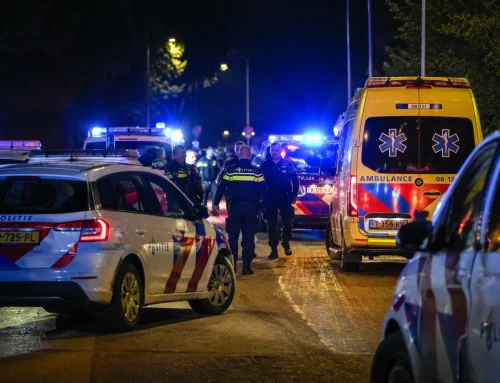 Scene neobișnuite în Olanda. Zeci de bărbați mascați și înarmați, un mort și doi polițiști împușcați