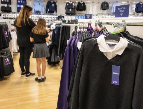 Uniformele școlare se schimbă în Anglia. Noua limită care poate reduce cheltuielile părinților